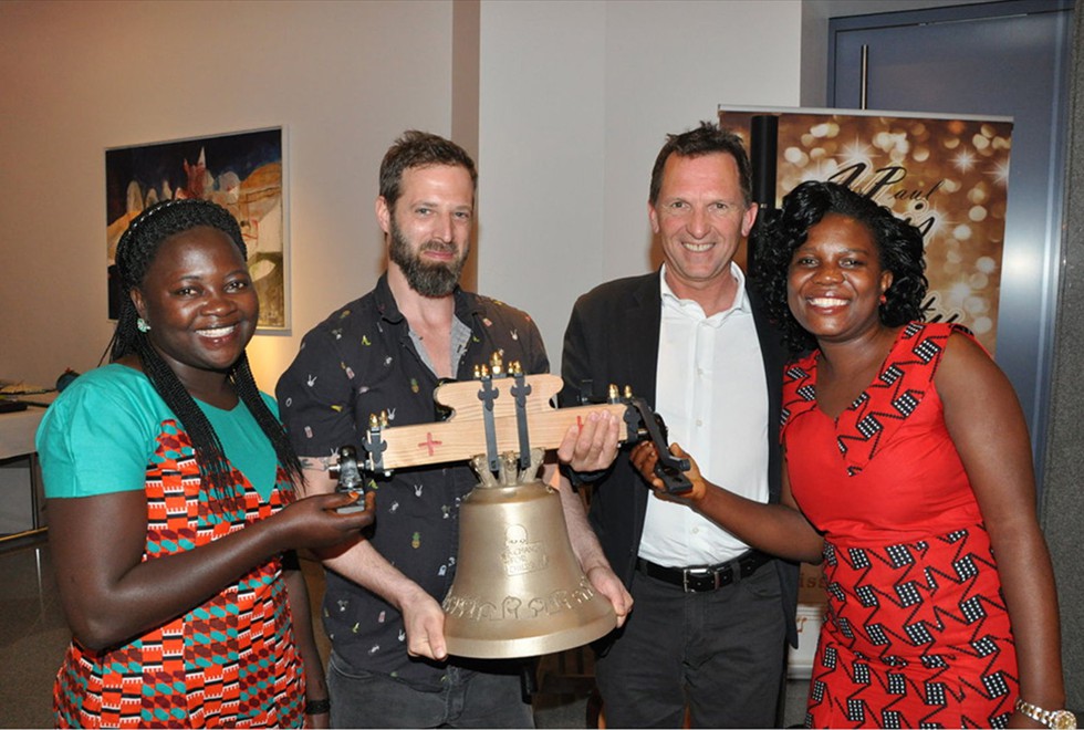 Österreichische Handwerkskunst in Uganda Glockengießer Andi Ferner und GF Johannes Grassmayr präsentierten ihr Meisterwerk