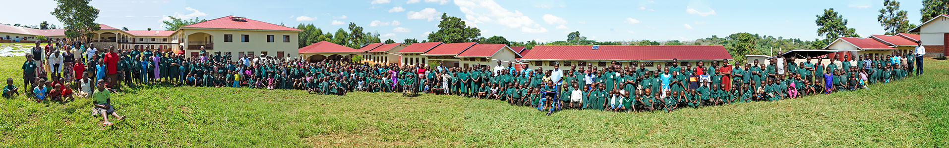 Wir bauen unsere Schulen ganz bewusst im ländlichen Raum, in den ärmsten Regionen Ugandas, wo es kaum Zugang zu Bildungsmöglichkeiten für die Bevölkerung gibt.