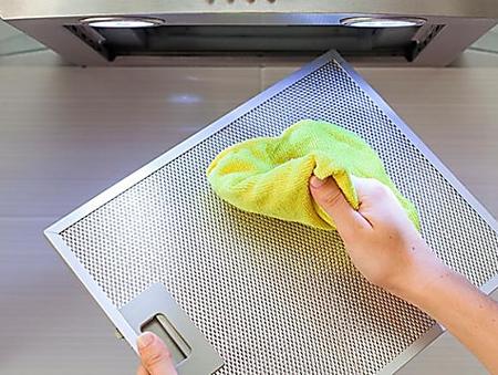 Mit diesem Trick wird der Filter Ihrer Dunstabzugshaube wieder glänzend sauber!