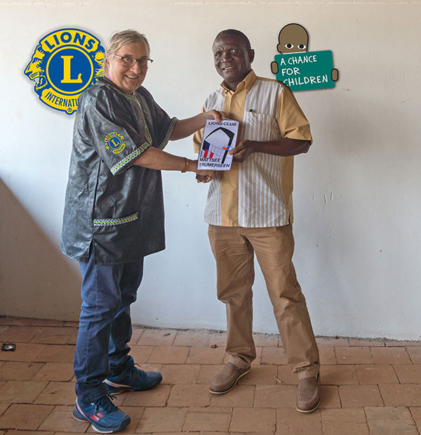 Caesar Lukango, Chairman der Schwesterorganisation in Uganda A CHANCE FOR CHILDREN, erhält von Hans Ziller (Koordinator Österreich/Uganda) einen Lionswimpel überreicht.