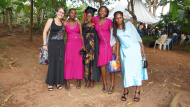 Unsere langjährige als Lehrerin tätige Ma'am Mugaga feierte 2013 ihre Graduation. Ich durfte beim Fest dabei sein. Eine schöne, bleibende Erinnerung. HZ 2022