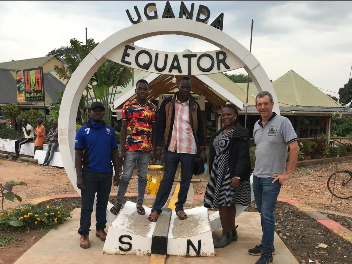 Heute ging es ab in den Süden. Uganda liegt ja direkt am Äquator, trotzdem waren bis vor kurzem alle unsere Standorte noch auf der nördlichen Hemisphäre.