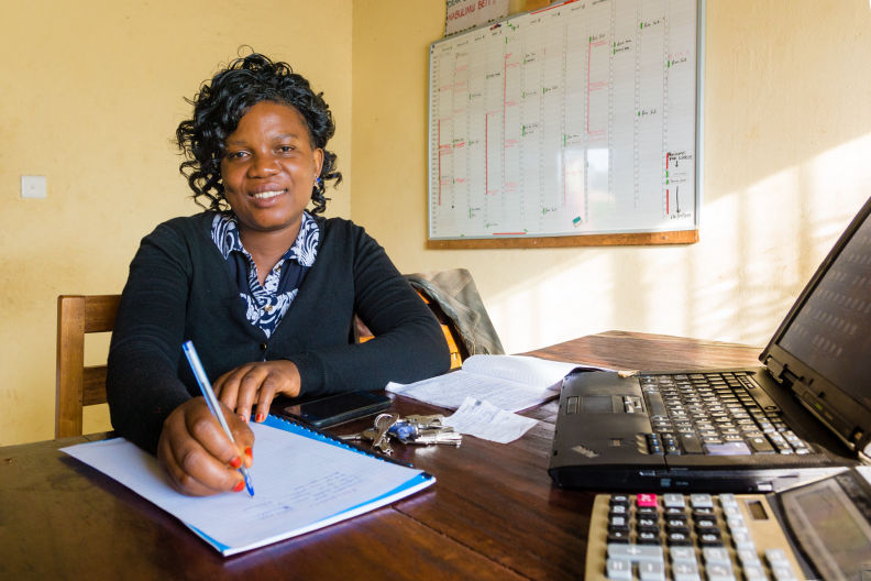 Die Geschäfte leitet Betty Nabulimu, die durch Spenden aus Österreich das Studium der Sozialarbeit abschließen konnte und mittlerweile seit 5 Jahren der Organisation in Uganda vorsteht. 