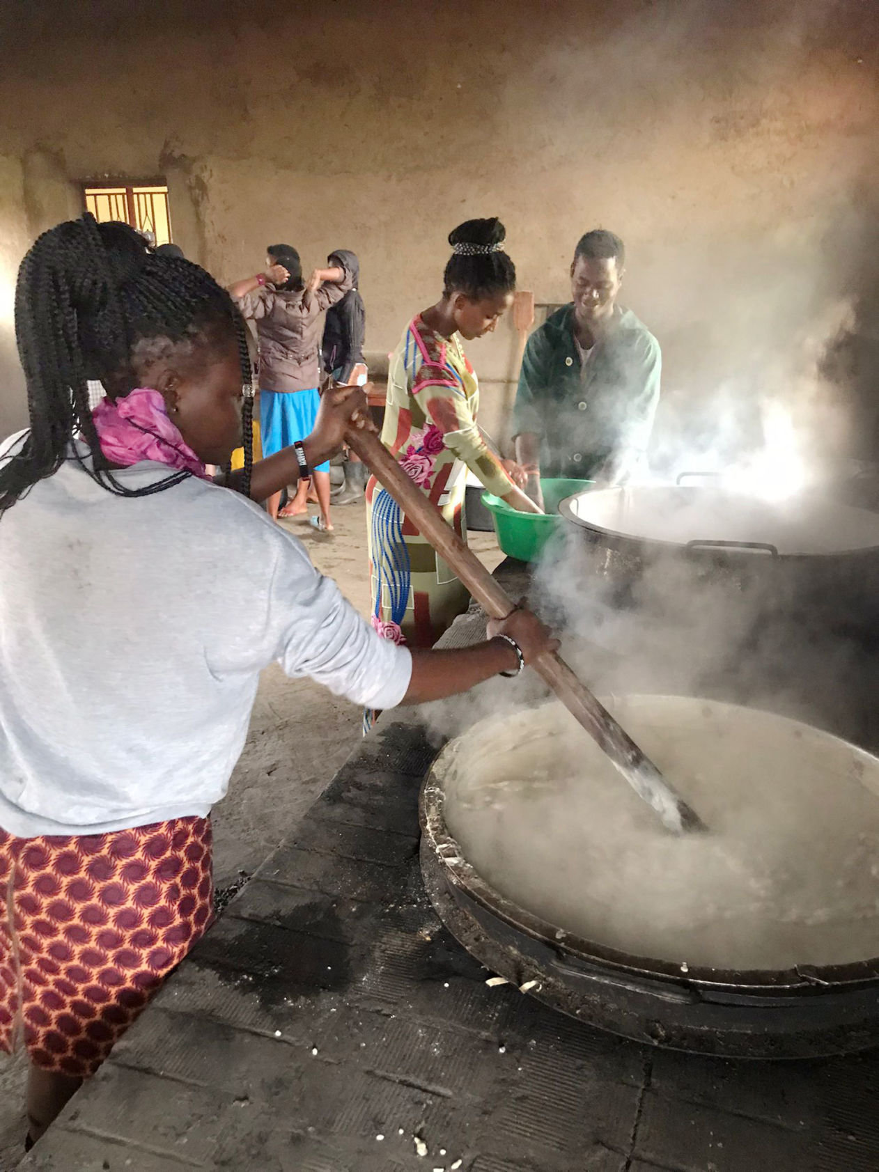 Am Wochenende hat unsere Köchin in Nakaziba frei. Da übernehmen dann die Jugendlichen selbst das Regiment in der Küche. 