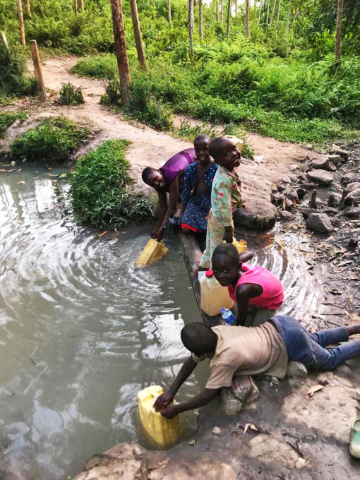 Das Wasserschleppen von dem zwei Kilometer entfernten offenen Wasserloch hat dann für die Kinder ein Ende.