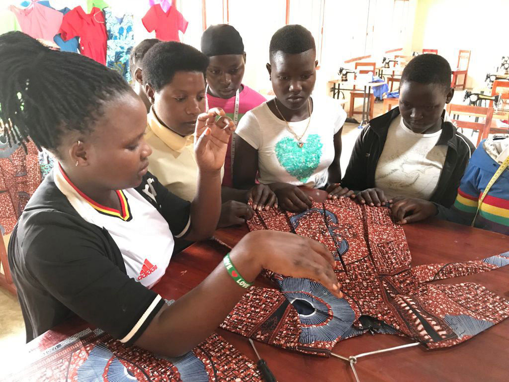 Kindern eine Chance: Eine unserer Schneiderlehrerinnen ist einst von uns ausgebildet worden.  Nach entsprechender von KEC finanzierter Weiterbildung in Kampala unterrichtet sie nun selbst bei uns.